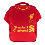 Rød frokosttaske med Liverpool FC-logo, "Standard Chartered" i gul tekst og en personaliseringslabel.