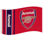 Arsenal FC-flag med logo og kanon på rød baggrund. To metaløjer til ophæng på venstre kant.