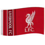 Rød/hvid Liverpool FC flag med klublogo og "L.F.C." tekst. Har metalringe til ophængning.