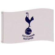 Hvid Tottenham Hotspur FC-flag med blåt haneemblem og fodbold. To metaløjer til ophæng.