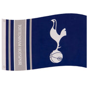 Tottenham-flag med hvid hane på bold, lodrette striber, klubnavn og metaløjer til ophæng.