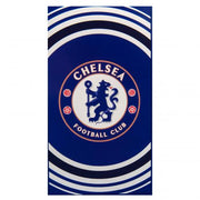 Chelsea F.C. håndklæde med klublogo i midten. Blå baggrund med hvide og mørkeblå accenter.