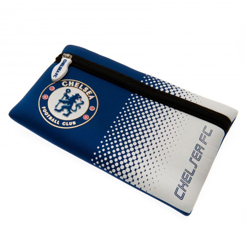 Blå/hvid Chelsea FC penalhus med klublogo og navn, lynlås og prikmønster.