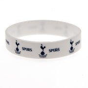 Hvidt armbånd med Tottenham Hotspur logo og ordet "SPURS" gentaget i blåt.