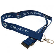 Chelsea FC nøglesnor i mørkeblå med hvid tekst og logo. Har en metalklips til fastgørelse.