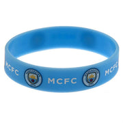 Blåt silikonearmbånd med hvide "MCFC" og "Manchester City" logoer gentaget rundt om armbåndet.