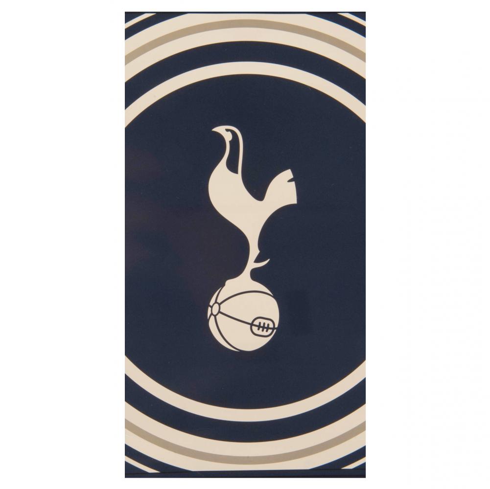 Tottenham Hotspur FC håndklæde med mørk baggrund, logo med hane på bold, cremefarvede accenter.