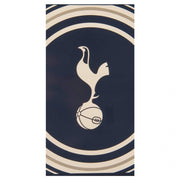 Tottenham Hotspur FC håndklæde med mørk baggrund, logo med hane på bold, cremefarvede accenter.