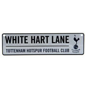 Skilt med teksten "WHITE HART LANE" og "TOTTENHAM HOTSPUR FOOTBALL CLUB" samt logo af hane.