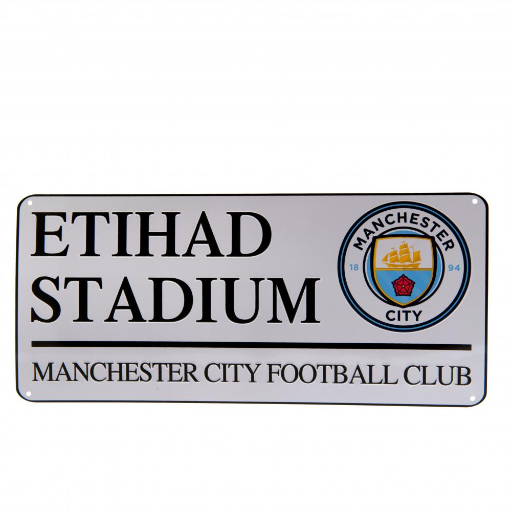 Metal skilt med "ETIHAD STADIUM", "MANCHESTER CITY FOOTBALL CLUB" og klubbens logo.