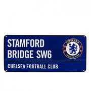 Blåt metalskilt med hvid tekst: "STAMFORD BRIDGE SW6", "CHELSEA FOOTBALL CLUB" og Chelsea-logo.