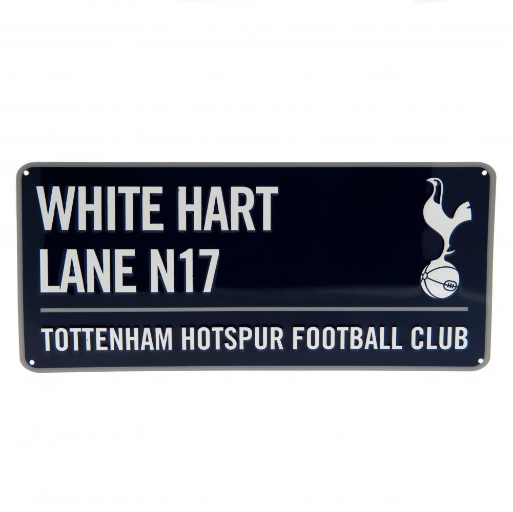 Rektangulært skilt med "WHITE HART LANE N17", mørk baggrund, hvid tekst og Tottenham logo.