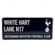 Rektangulært skilt med "WHITE HART LANE N17", mørk baggrund, hvid tekst og Tottenham logo.