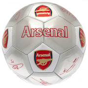 Sølvfodbold med Arsenal FC-logo og røde autografer på panelerne, klassisk design.