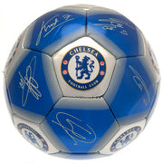 Chelsea FC fodbold med autografer, blå og sølvfarvet, med klublogo og trykte autografer.