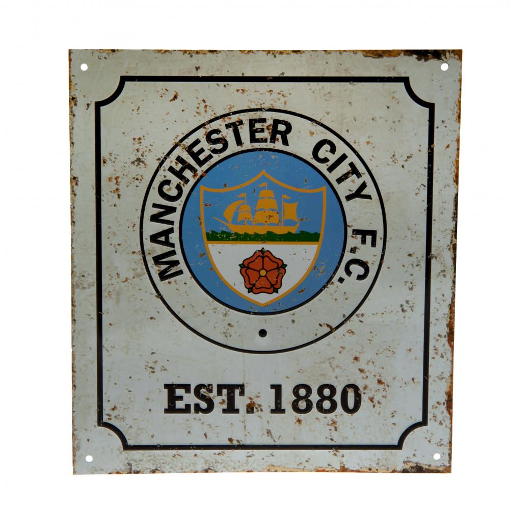Retro Manchester City FC skilt med logo, skib, rose og tekst "EST 1880"; slidt look, ophængshuller.