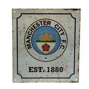 Retro Manchester City FC skilt med logo, skib, rose og tekst "EST 1880"; slidt look, ophængshuller.
