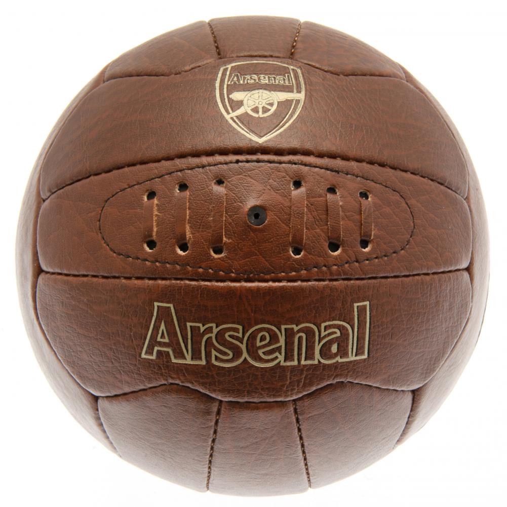Brun retro-fodbold med synlig syning og Arsenal FC-logo. Vintage stil og autentisk udseende.