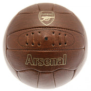 Brun retro-fodbold med synlig syning og Arsenal FC-logo. Vintage stil og autentisk udseende.