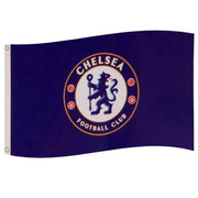 Blå Chelsea FC-flag med løveemblem i centrum og øjer til ophæng. Størrelse: 152cm x 91cm.