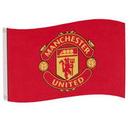 Rød Manchester United flag med gul/rød logo, to huller til ophæng. Str.: 152x91 cm.
