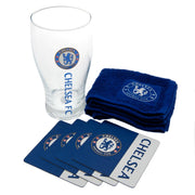 Glas, coasters og servietter med Chelsea FC-logo og -farver i et mini bar sæt.