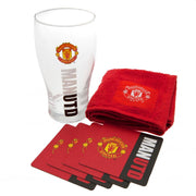 Manchester United mini bar sæt med glas, fire bordskånere og rød håndklæde, alle med logo.