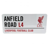 Metal skilt med "ANFIELD ROAD L4" og "LIVERPOOL FOOTBALL CLUB" samt LFC-logo i rød.