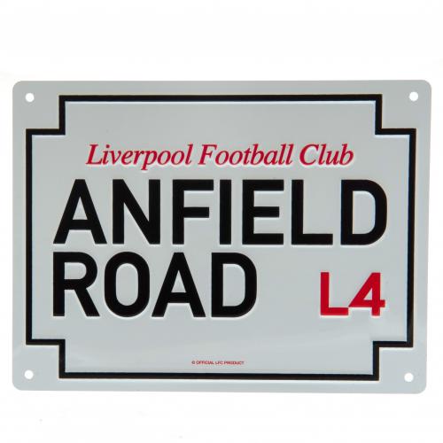 Skilt med teksten "Liverpool Football Club Anfield Road L4" i røde og sorte bogstaver.