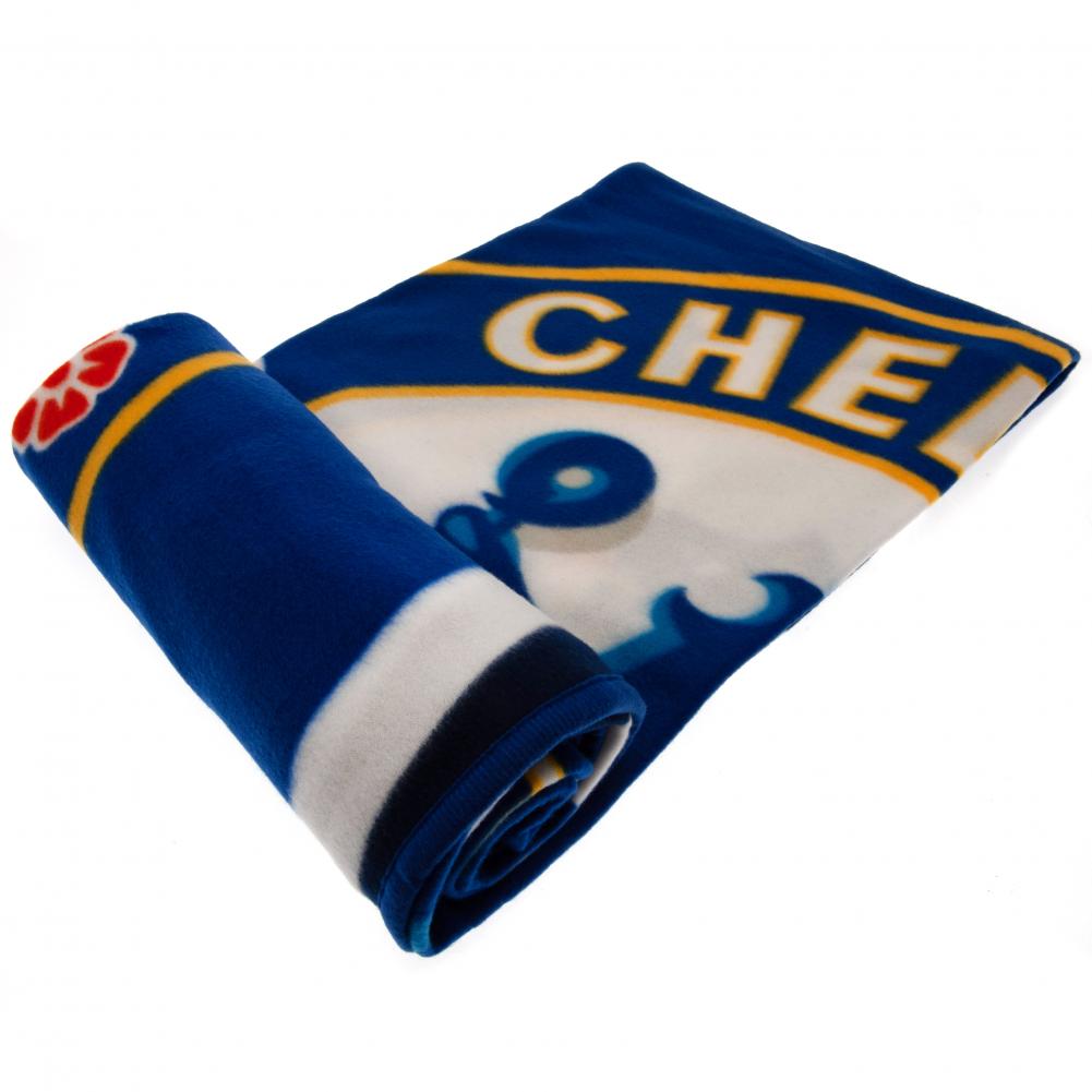 Chelsea FC fleece tæppe, blåt med logo og "CHELSEA" tekst, delvist rullet, blødt fleece materiale.