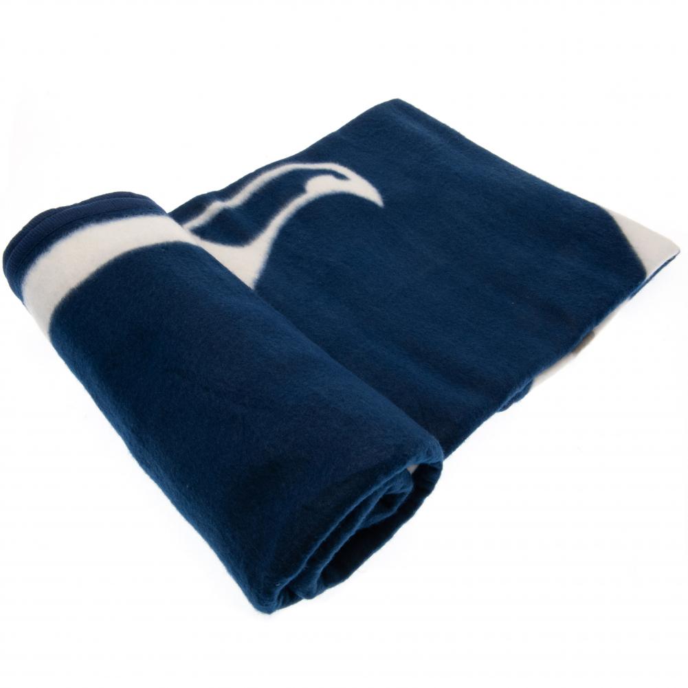 Mørkeblåt Tottenham Hotspur FC tæppe med hvidt logo, rullet sammen.