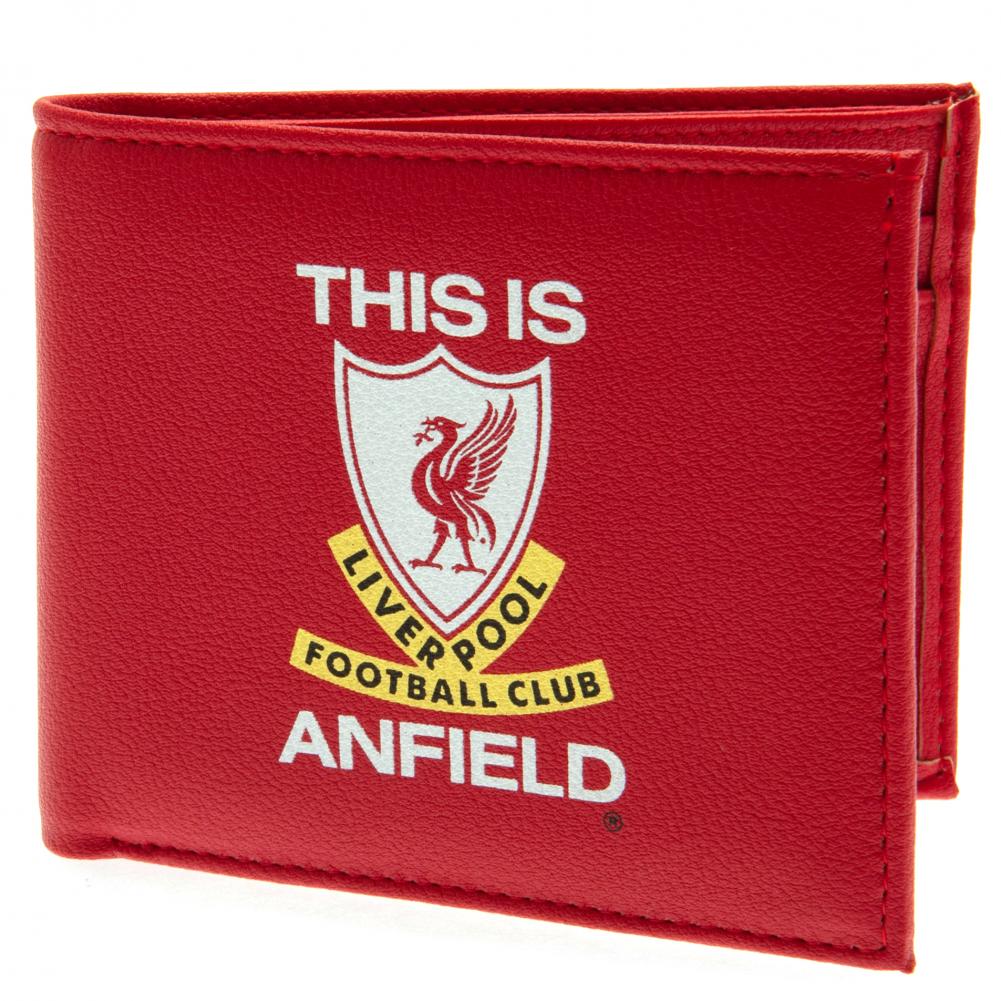 Rød pung med Liverpool FC-logo og teksten "THIS IS ANFIELD" på forsiden.