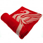 Rødt fleece tæppe med hvidt liver bird-design fra Liverpool FC, delvist rullet ud.