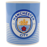 Lyseblå krus med Manchester City FC-logo, skib og rose, omkranset af blå og hvide striber.