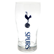 Pintglas med Tottenham-logo og "SPURS" skrevet lodret. Elegant, buet design, 15,5 cm høj.