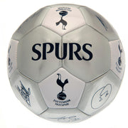 Fodbold med Tottenham Hotspur-logo, teksten "SPURS" og trykte autografer på panelerne.