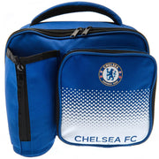 Blå Chelsea FC frokosttaske med logo og tekst, to rum og lynlåse, bærerem på toppen.