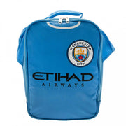 Blå frokosttaske med Manchester City-logo og Etihad Airways. Ligner fodboldtrøje med lynlås og håndtag.