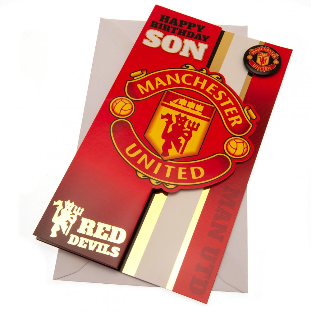 Fødselsdagskort med Manchester United-tema, teksten "Happy Birthday Son" og en grå kuvert bagved.